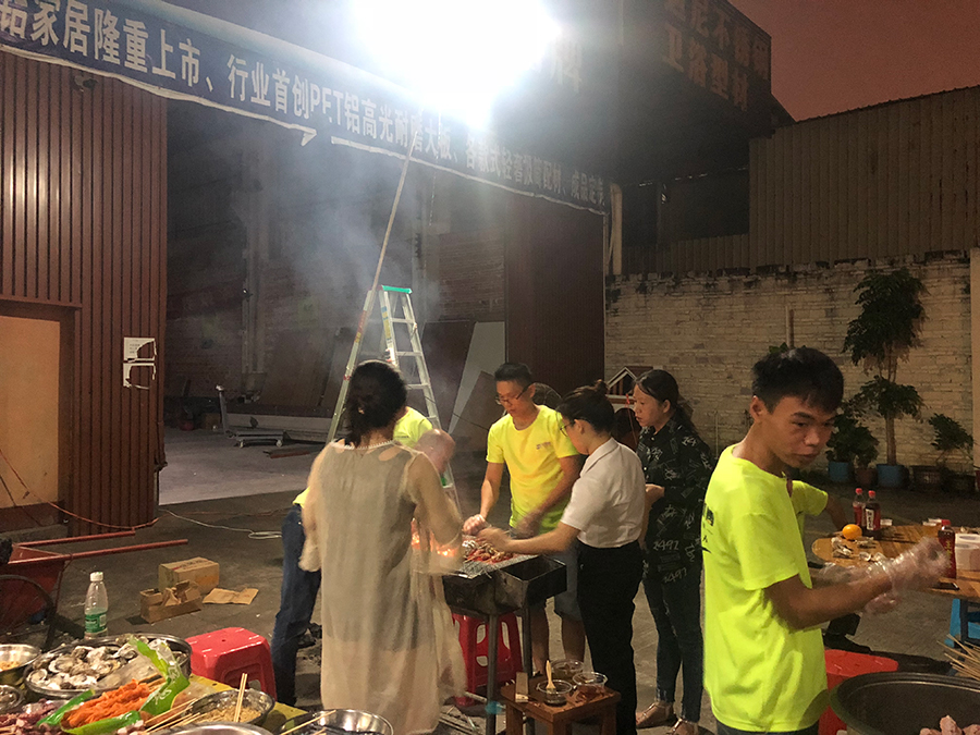 歐格美鋁業(yè)燒烤賀中秋迎國(guó)慶
